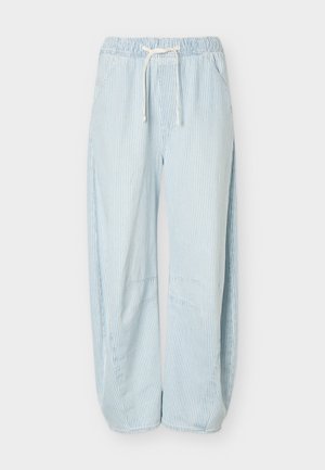 Pantaloni largi cu dungi verticale bleu deschis și albe, cu talie elastică și șnur alb, cu buzunare laterale.