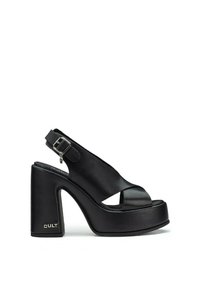 Sandalo platform nero con una ampia apertura sulla punta, cinturino alla caviglia regolabile e un tacco spesso a blocco con un accento metallico.