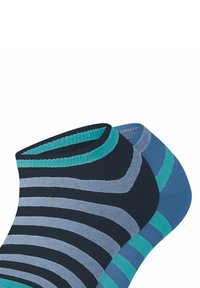 Gestreepte enkelsokken met donkerblauwe, lichtblauwe en teal kleuren, met horizontale strepen die variëren in dikte en textuur op de ribgebreide manchetten.