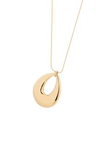 Gul vedhæng med en glat, dråbeform, der har en hul midte. Fin kæde, poleret finish, strømlinet design.