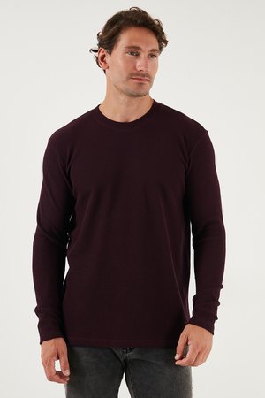 Long-sleeve ribbed t-shirt in dark burgundy. Made from soft fabric with a round neckline and slim fit, featuring visible stitching details.