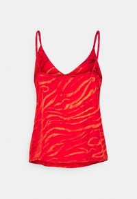 Top sem mangas vermelho com decote em V, feito de um tecido texturizado com um padrão subtil de riscas de zebra em tons mais claros.