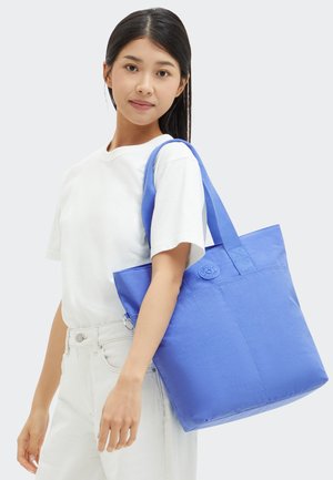 Blå tygväska i lätt material, med en enkel design, enskild fack och texturerade, breda axelremmar.