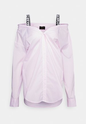 Růžová a bílá pruhovaná košile s odhalenými rameny a zapínáním na knoflíky, s širokými ramínky s logem a zakřiveným lemem.