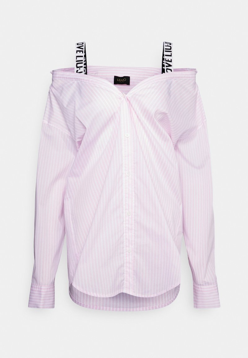 Lyserød og hvid stribet off-the-shoulder skjorte med knaplukning, der har brede stropper med logo tekst og en buet kant.
