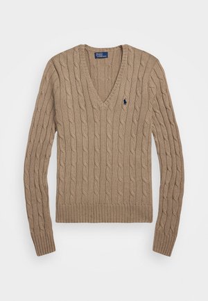 Pull beige en maille torsadée à col en V, manches longues, avec un petit logo brodé bleu foncé sur le côté gauche de la poitrine.