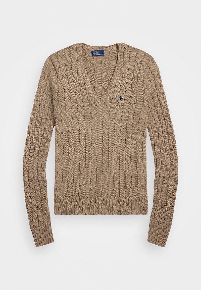 Pull beige en maille torsadée à col en V, manches longues, avec un petit logo brodé bleu foncé sur le côté gauche de la poitrine.