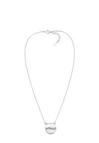 Silvrig kedja med en rund berlock, som har en slät övre halva och en strukturerad undre halva. Kedjan har små länkar och en låsning.