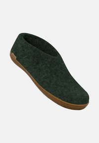 Pantofola verde in feltro con punta arrotondata, soletta imbottita e suola in gomma con un motivo intrecciato. Nessun hardware o accentuazione visibile.