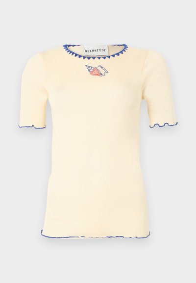 Cremefarvet kortærmet striktop med blå bølget kant på halsudskæringen, ærmer og kant, med en lille rød og blå skallebroderi under kraven.