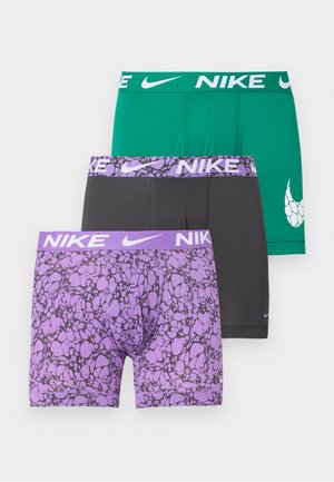 Trois paires de boxers Nike verts, noirs et violets à motifs, chacun avec une ceinture marquée.