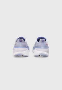 Baskets de course légères avec une tige en mesh violet, des accents bleus et une semelle blanche texturée. Équipées de la technologie PWRRUN pour un bon amorti.