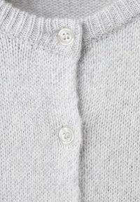 Světle šedý pletený kardigan s texturovaným vzorem, dvěma zaoblenými bílými knoflíky a žebrovanými manžetami a výstřihem.