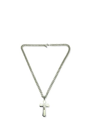 Collana con catena in argento e pendente a forma di croce lucida, con un'incisione a forma di croce più piccola al centro, su uno sfondo bianco.