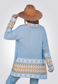 Helles blaues Strickjäckchen mit intricaten orangen und weißen geometrischen Mustern entlang des Kragens und der Ärmel. Weiches, strukturiertes Strickmaterial.