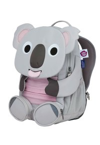 Graue und pinke Rucksack in Koala-Form, mit großen Augen, einem weichen Gesicht, daumengroßen Griffen, netzartigen Seitentaschen und zwei Reißverschlussfächern.