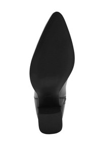 Suela de zapato negro de tacón alto, textura lisa, patrón de agarre ligeramente texturizado, forma puntiaguda, con un tacón sólido y un inserto en la parte trasera.