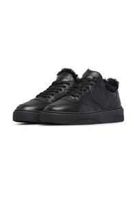 Sneaker in pelle nera con superficie texturizzata, dotate di una gola imbottita e design con lacci, e suola in gomma spessa per una migliore aderenza.