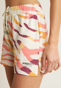 Pantaloni corti multicolore in cotone morbido, con un motivo astratto in rosa, arancio e viola; vita elastica con cordoncino.