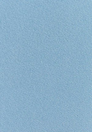 Tessuto azzurro chiaro caratterizzato da una consistenza liscia con una leggera lucentezza e superficie uniforme, adatto a diverse applicazioni nel design e nell'imbottitura.