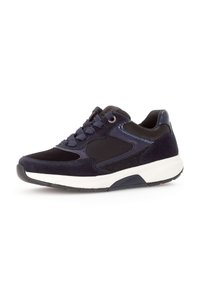 Marineblauwe sneaker van suede, mesh en synthetische materialen. Voorzien van een gevoerd kraagje, vetersluiting en een witte tussenzool voor demping.