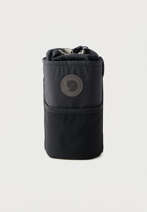 Μαύρη υφασμάτινη τσάντα τυλιγμένη σε ρολό με κυκλικό λογότυπο που απεικονίζει κεφάλι αλεπούς, πάνω σε απλό φωτεινό φόντο.