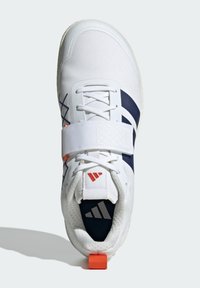 Biela športová obuv s námorníckymi akcentmi, textilný zvršok, šnurovanie a suchý zips, textúrovaná podrážka a oranžová pätka.