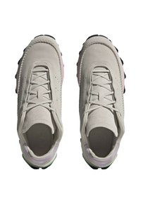 Ljust grå mockaskor med rosa detaljer, runda snören och en strukturerad sula. Har en rund tåform och vadderad krage.