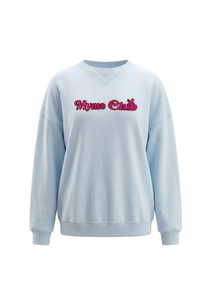 Lyseblå langærmet sweatshirt med ribstrikkede manchetter og kant, med pink broderet tekst "Mymo Club" hen over brystet.
