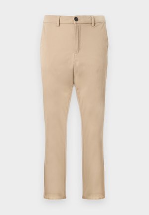 Pantalones chinos beige hechos de tela suave, con corte de pierna recta, bolsillos delanteros y un único botón negro en la cintura.