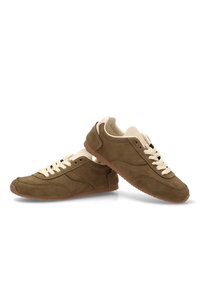 Zapatillas de ante marrón con cordones crema y suela de goma. Presentan un diseño de perfil bajo y costuras tonales a lo largo de los lados.