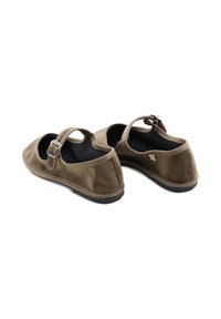 Bailarinas de ante marrón estilo Mary Jane con correa de tobillo ajustable, puntera redondeada, interior negro y diseño minimalista. Suela plana de goma texturizada.