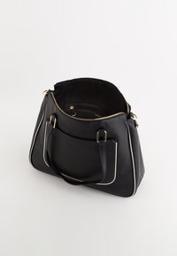 Sort læderhandbag med en tekstureret overflade, guld hardware, dobbelte top håndtag og hvid piping langs kanterne. Lynlåset hovedrum.