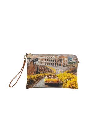 Borsetta da polso stampata con un'auto vintage gialla che passa accanto a fiori gialli verso il Colosseo a Roma in una giornata di sole.