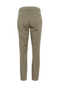 Chino color khaki con vestibilità slim, tessuto di cotone morbido, gambe affusolate e due tasche posteriori con cuciture orizzontali.