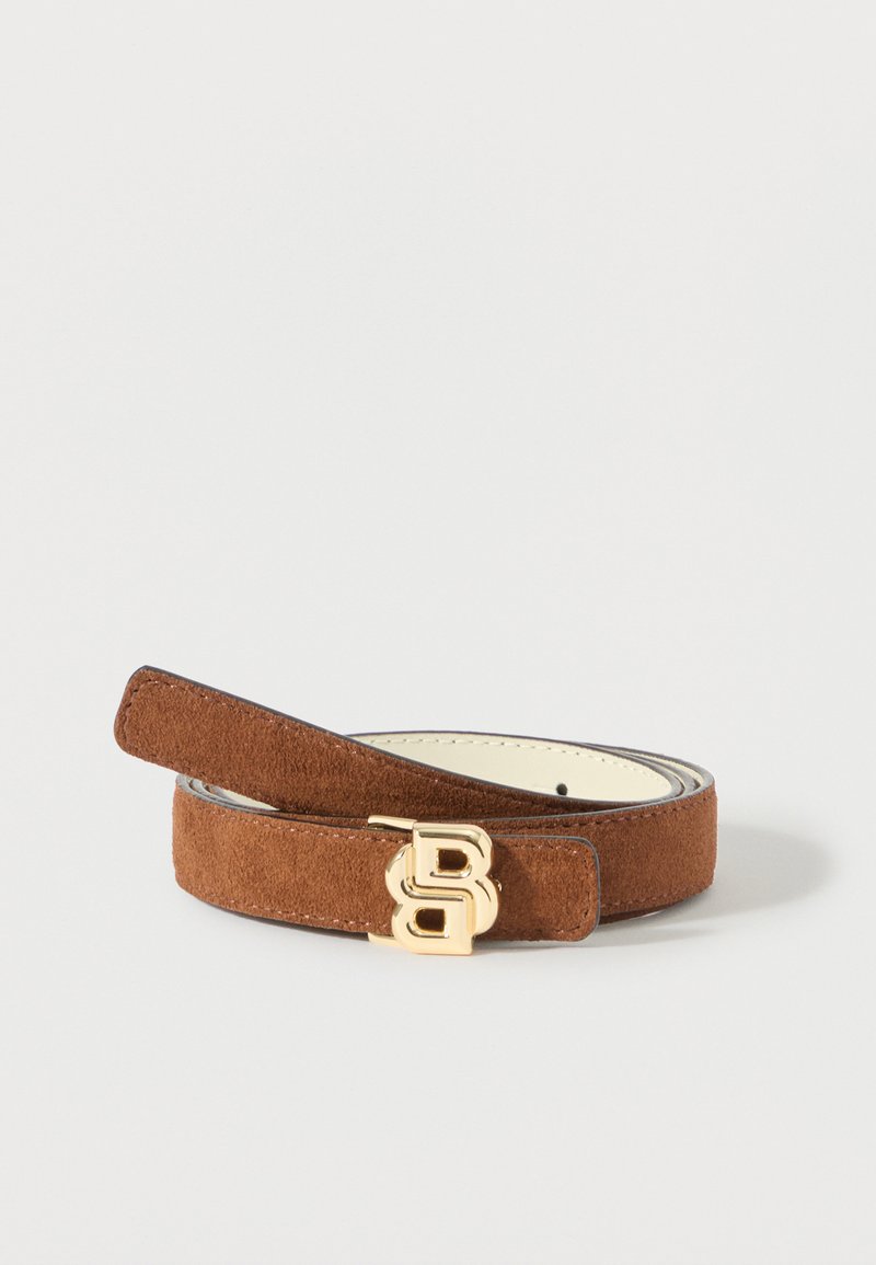 Ceinture en daim marron enroulée avec une boucle double B de ton doré, coutures apparentes et doublure intérieure crème sur fond blanc uni.