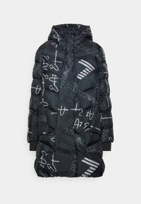 Svart vadderad huva jacka med vita abstrakta bokstäver och logomönster, dragkedja i full längd och ribbade manschetter på ärmarna.