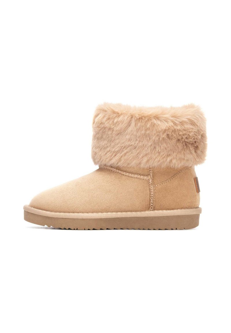 Botas de tobillo de ante color tostado con un puño de pelo sintético crema, suela plana de goma y detalles de costura. Presenta una pequeña etiqueta de marca en el lateral.