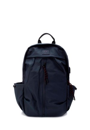 Mochila azul marino con una textura de tela suave, bolsillo frontal con cremallera, cordones rojos y negros, y bolsillos laterales para un almacenamiento adicional.