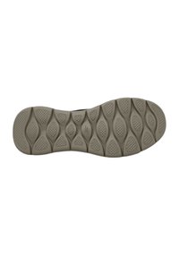 Suola di scarpa grigio chiaro con superficie strutturata, caratterizzata da un motivo a ovale e rombo per una migliore aderenza e flessibilità.