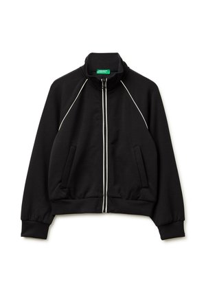 Zwarte jas met ritssluiting en hoge kraag, witte bies van de schouders tot de borst, lange mouwen, twee voorzakken en geribbelde manchetten en zoom.