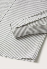 Hemd met lange mouwen voor heren, voorzien van witte en grijze verticale strepen, met knoopmanchetten en witte knopen op een lichte achtergrond.