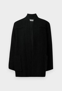 Zwarte cardigan met een textuur gebreid patroon, brede mouwen en zijzakken. Heeft een hoge kraag en een open voorkant.