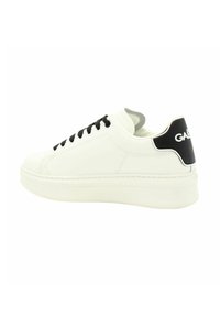 Sneaker bianca in pelle con sottopiede nero e logo, dotata di lacci neri, punta arrotondata e suola in gomma spessa.