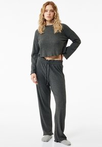 Grijs geribd loungewear-set met een cropped long-sleeve top en hoge taillebroek met een elastische tailleband en trekkoorddetail.