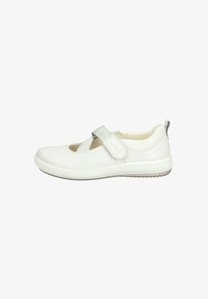 Chaussure blanche avec une semelle en caoutchouc flexible, dotée d'un design à lanières croisées, d'un matériau lisse semblable au cuir et d'une petite languette au niveau du talon.