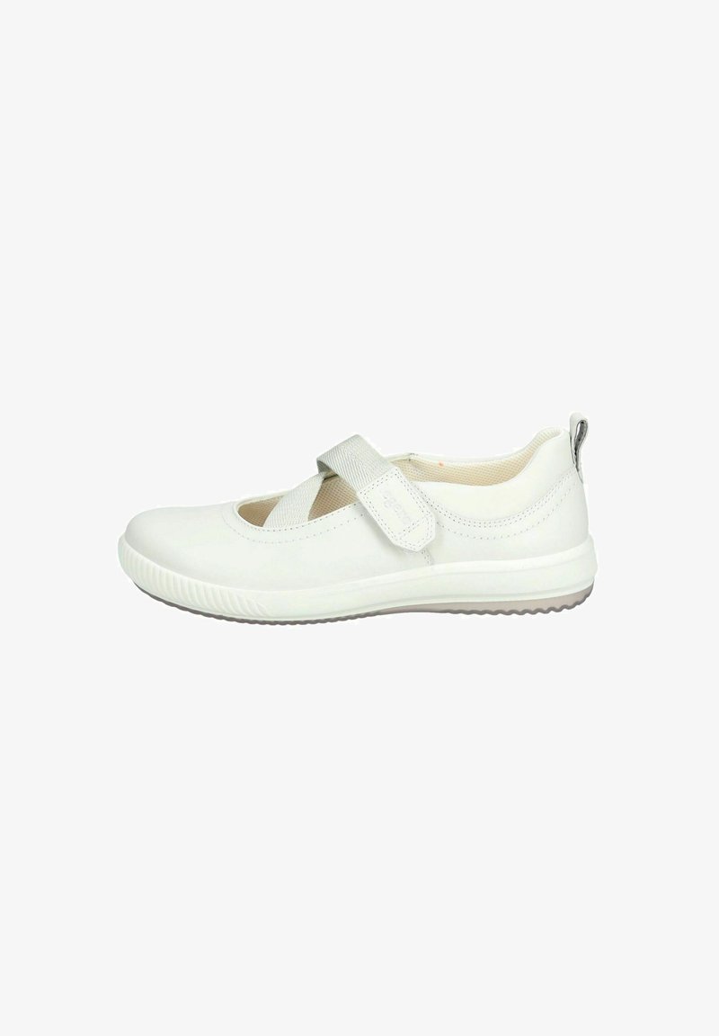 Zapato blanco con suela de goma flexible, que presenta un diseño de tira cruzada, material similar al cuero suave y una pequeña lengüeta en el talón.