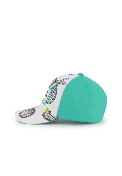 Cappellino da baseball con parte frontale bianca decorata con grafiche di racchetta da tennis e pallina, e parte posteriore solida turchese. Visiera curva e fori di ventilazione.