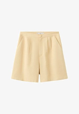 Short beige en tissu léger avec un devant plissé, deux poches latérales et une fermeture à bouton unique à la taille.