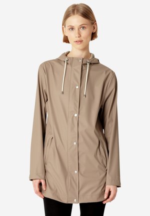 Beige waterdichte regenjas met een capuchon, drukknopen aan de voorkant, trekkoorden en zijzakken. Glad, lichtgewicht materiaal.